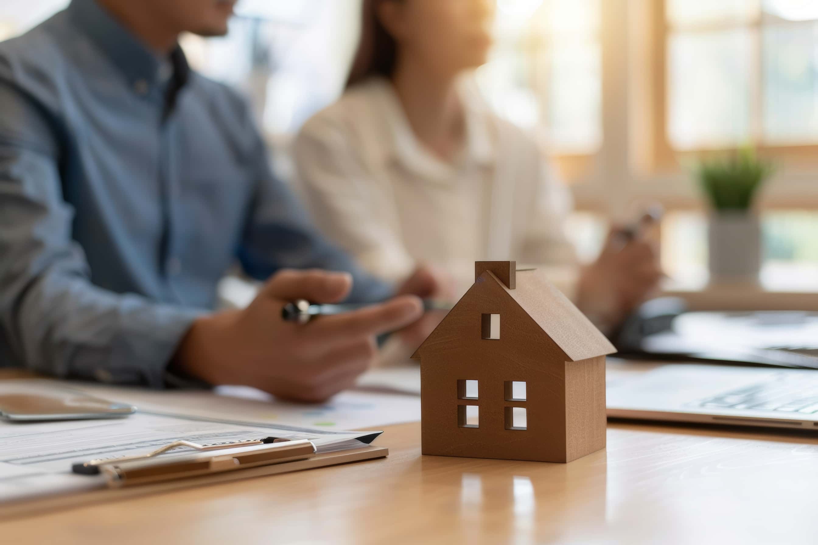 Réunion entre un conseiller et un investisseur pour un projet Denormandie